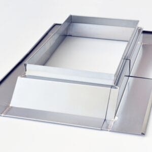 Assurez un entourage étanche et design de votre cheminée avec notre abergement de cheminée en zinc, réglable aux dimensions requises pour votre toiture.